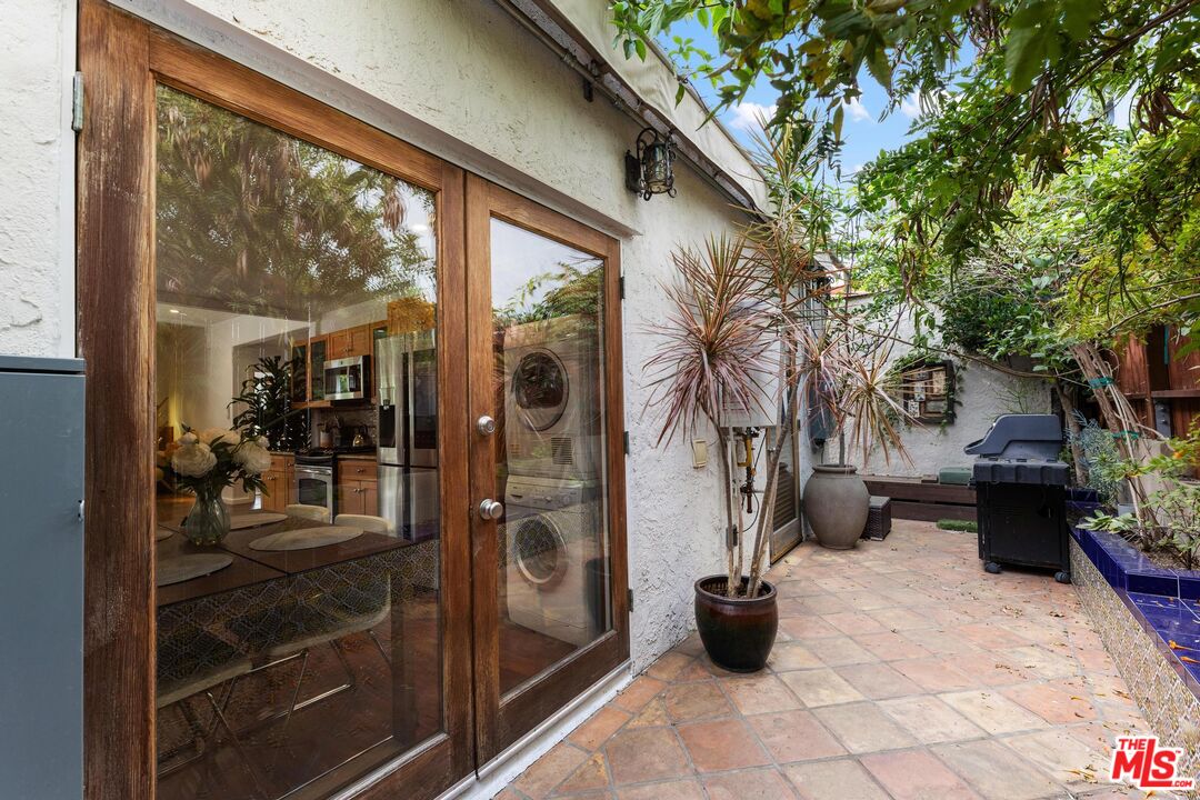 8827 Betty Way, west hollywood