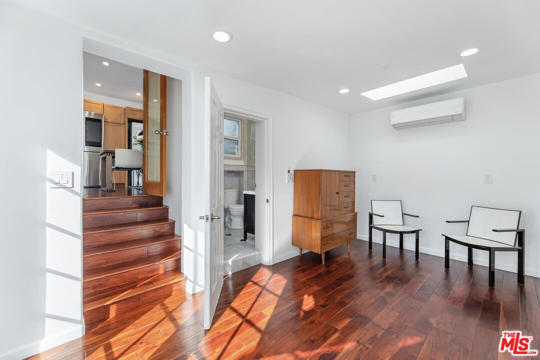 8827 Betty Way, west hollywood