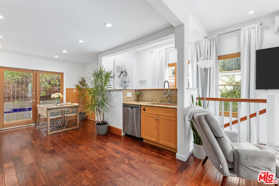 8827 Betty Way, west hollywood