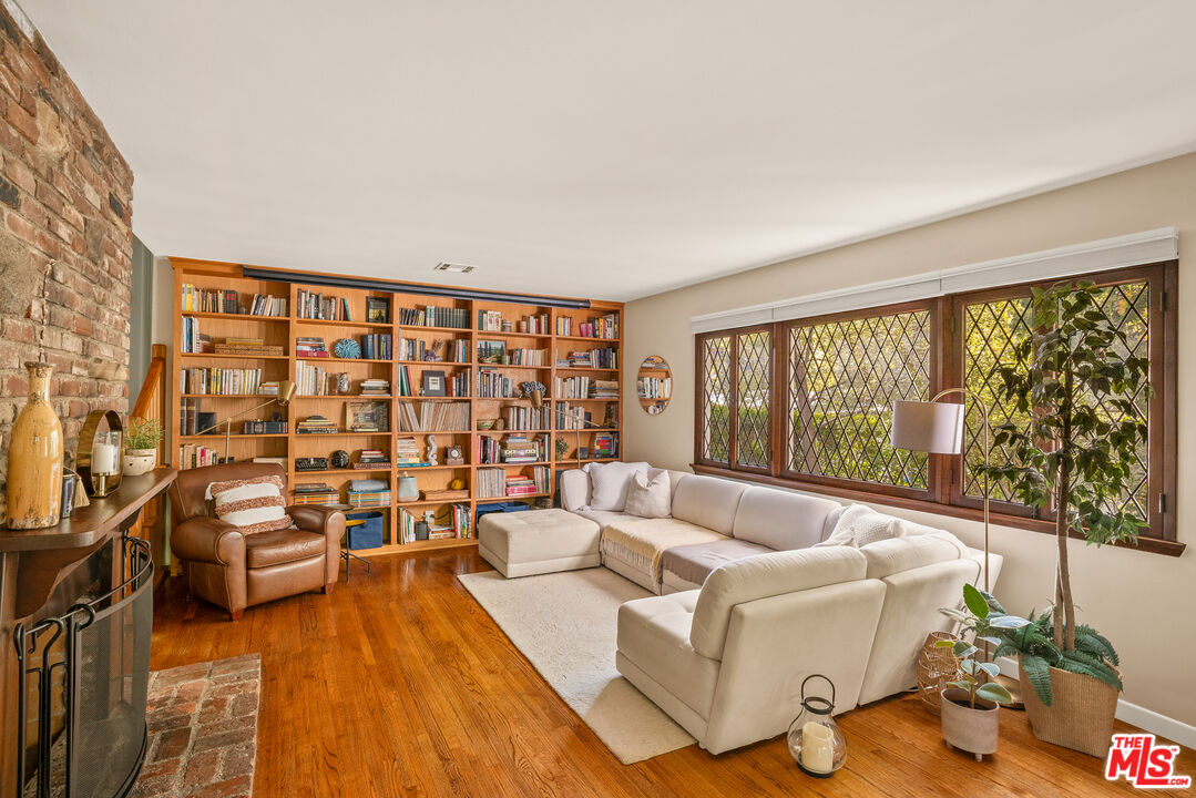 9720 Yoakum Dr, Beverly Hills