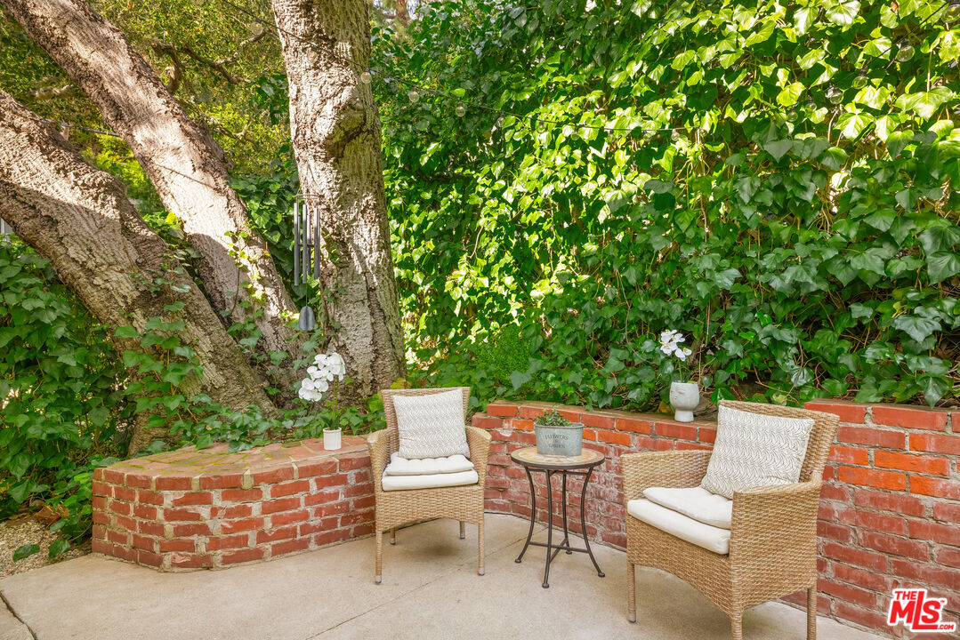 9720 Yoakum Dr, Beverly Hills