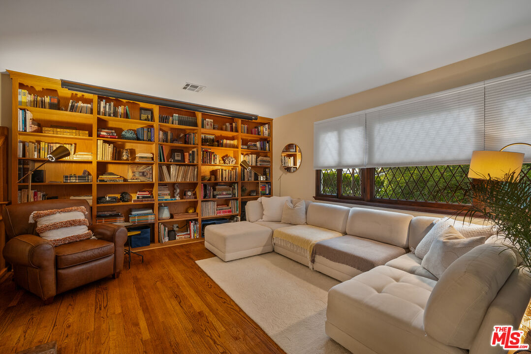 9720 Yoakum Dr, Beverly Hills