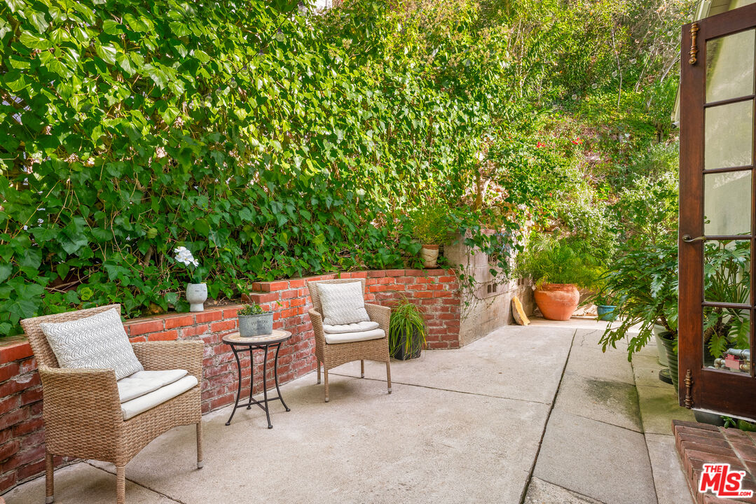 9720 Yoakum Dr, Beverly Hills