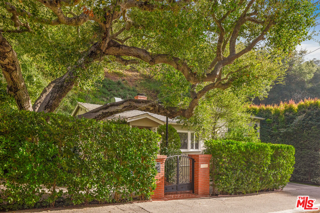 9720 Yoakum Dr, Beverly Hills