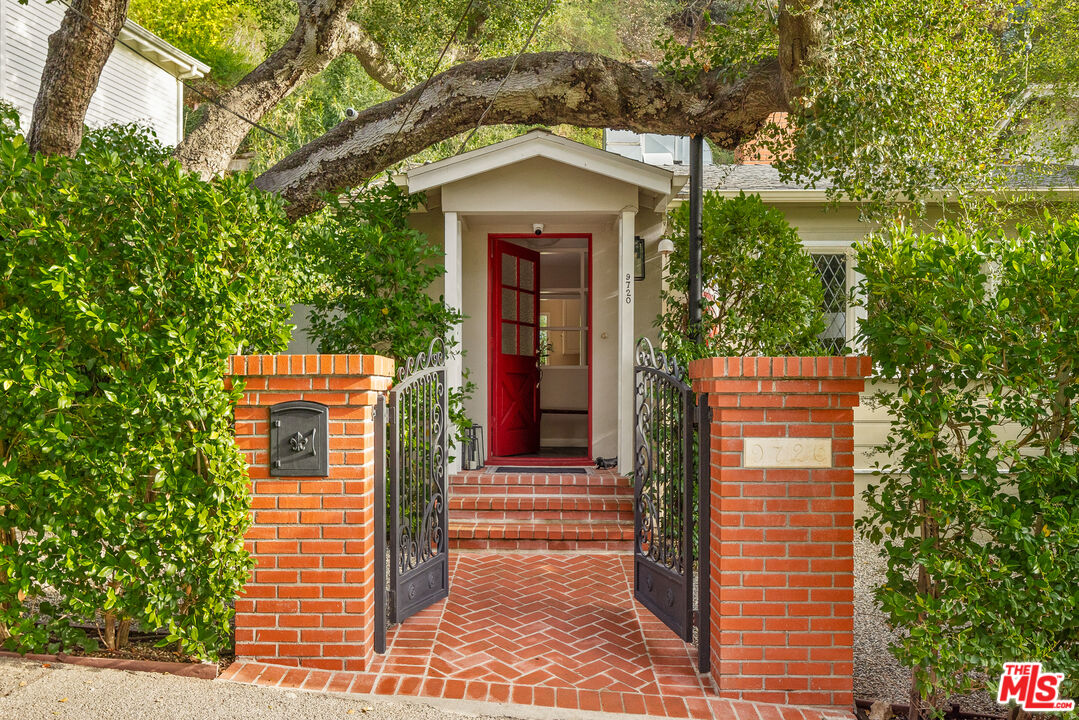 9720 Yoakum Dr, Beverly Hills
