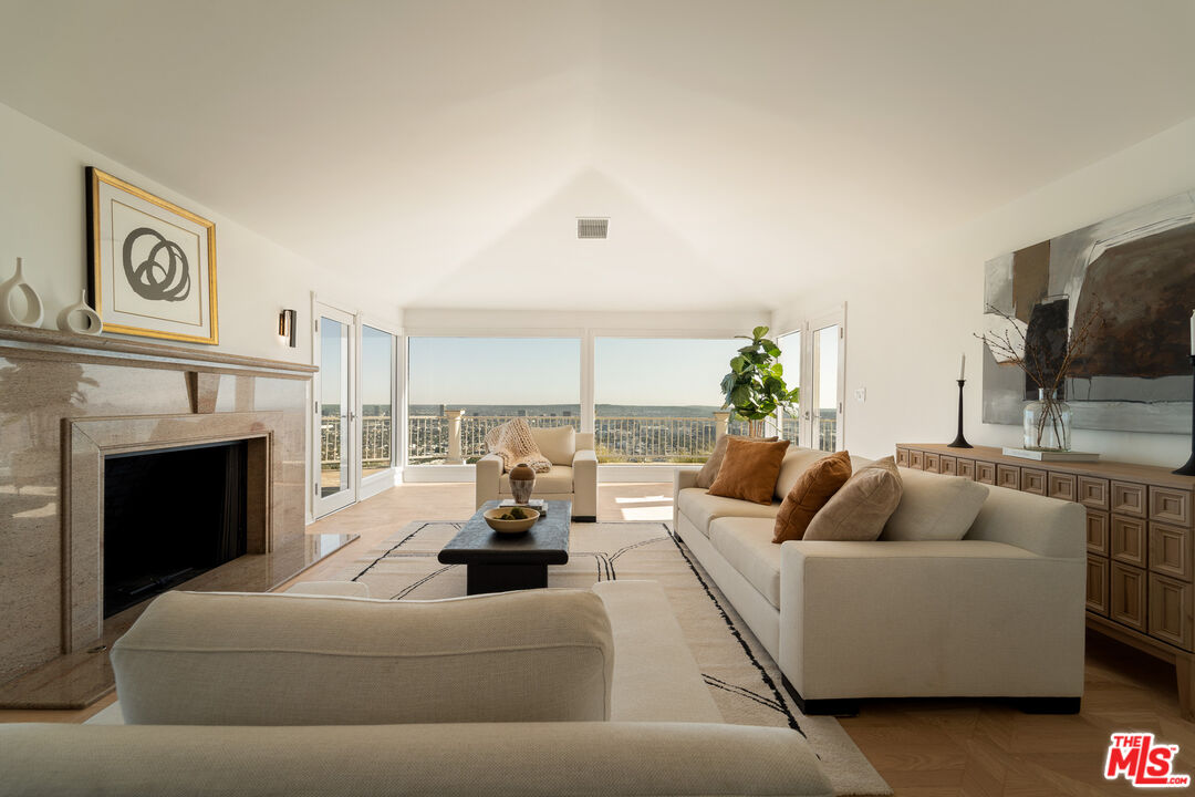 8527 Hedges Way, Sunset Strip