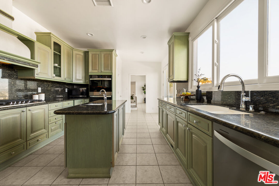 8527 Hedges Way, Sunset Strip