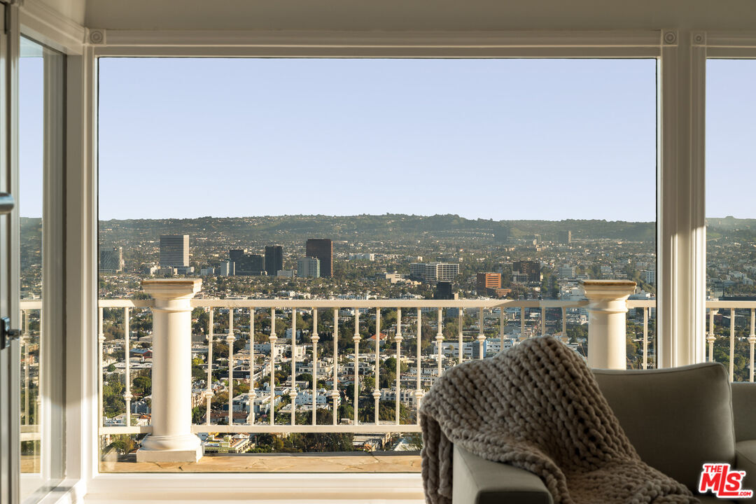 8527 Hedges Way, Sunset Strip