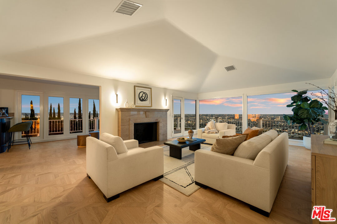 8527 Hedges Way, Sunset Strip