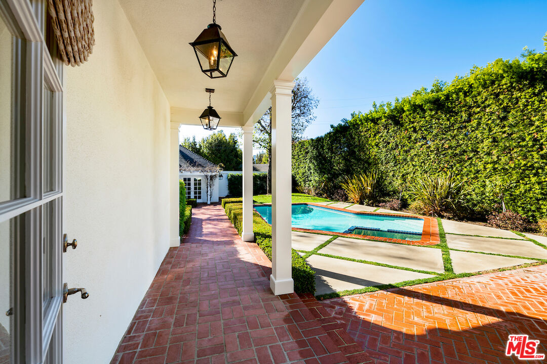 615 Trenton Dr, Beverly Hills