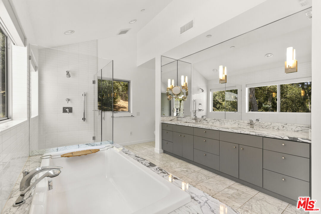 1500 Rustic Ln, Pacific Palisades 