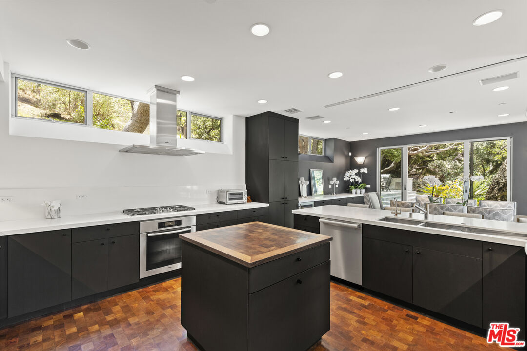 1500 Rustic Ln, Pacific Palisades 