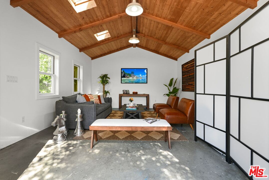 128 S Hobart Blvd, Mid-Wilshire