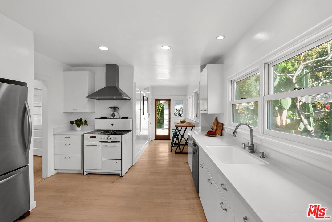 128 S Hobart Blvd, Mid-Wilshire