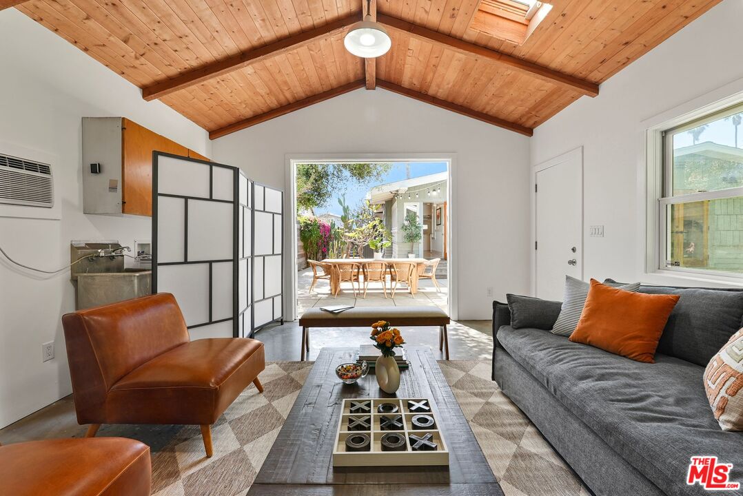 128 S Hobart Blvd, Mid-Wilshire