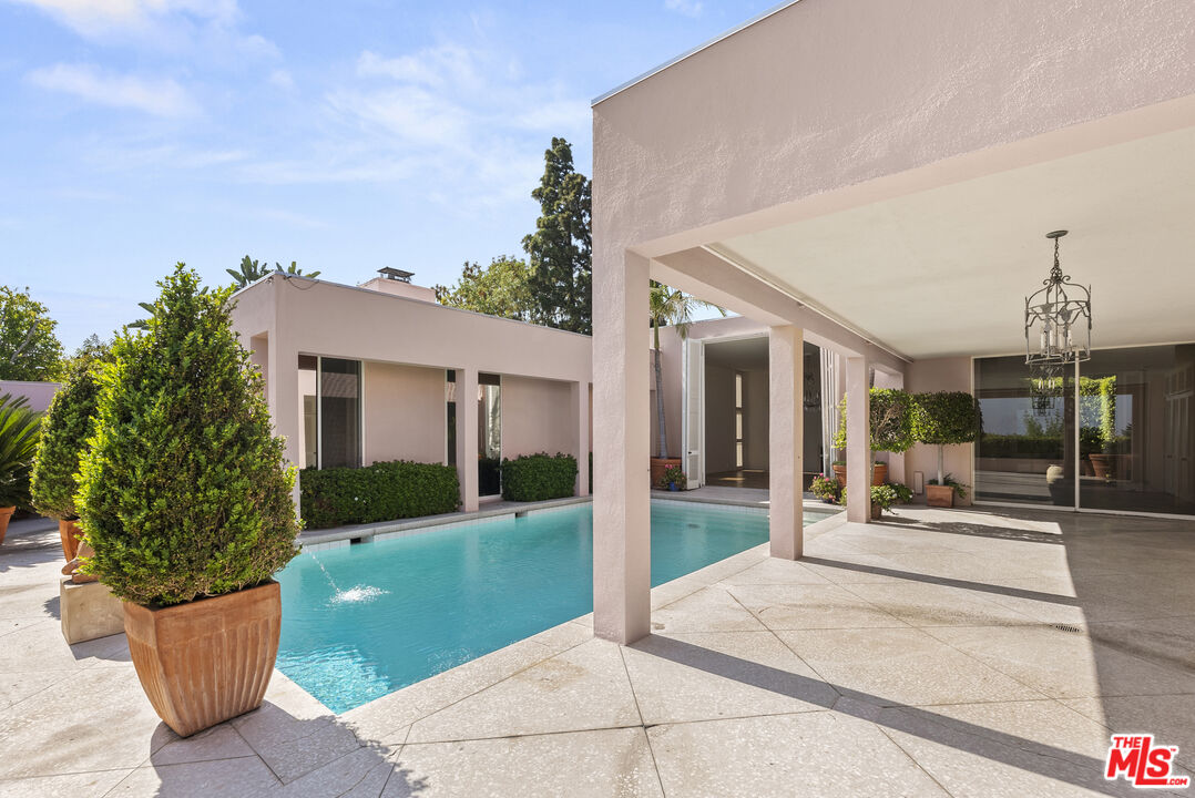 9032 Thrasher Ave, sunset strip
