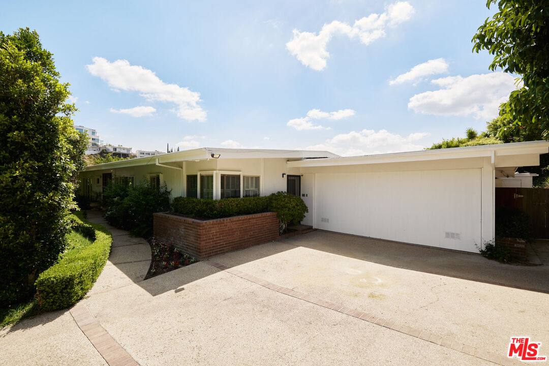 9226 Swallow Dr