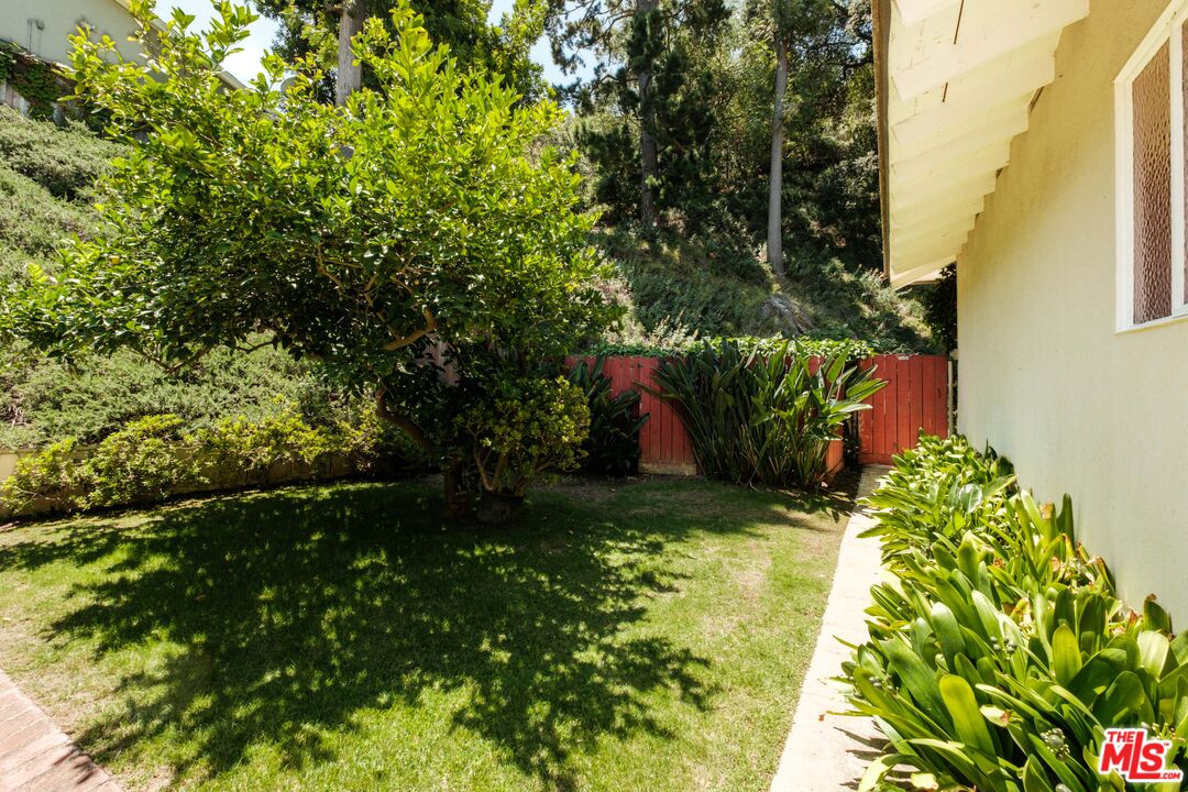 9430 Eden Dr, Beverly Hills 