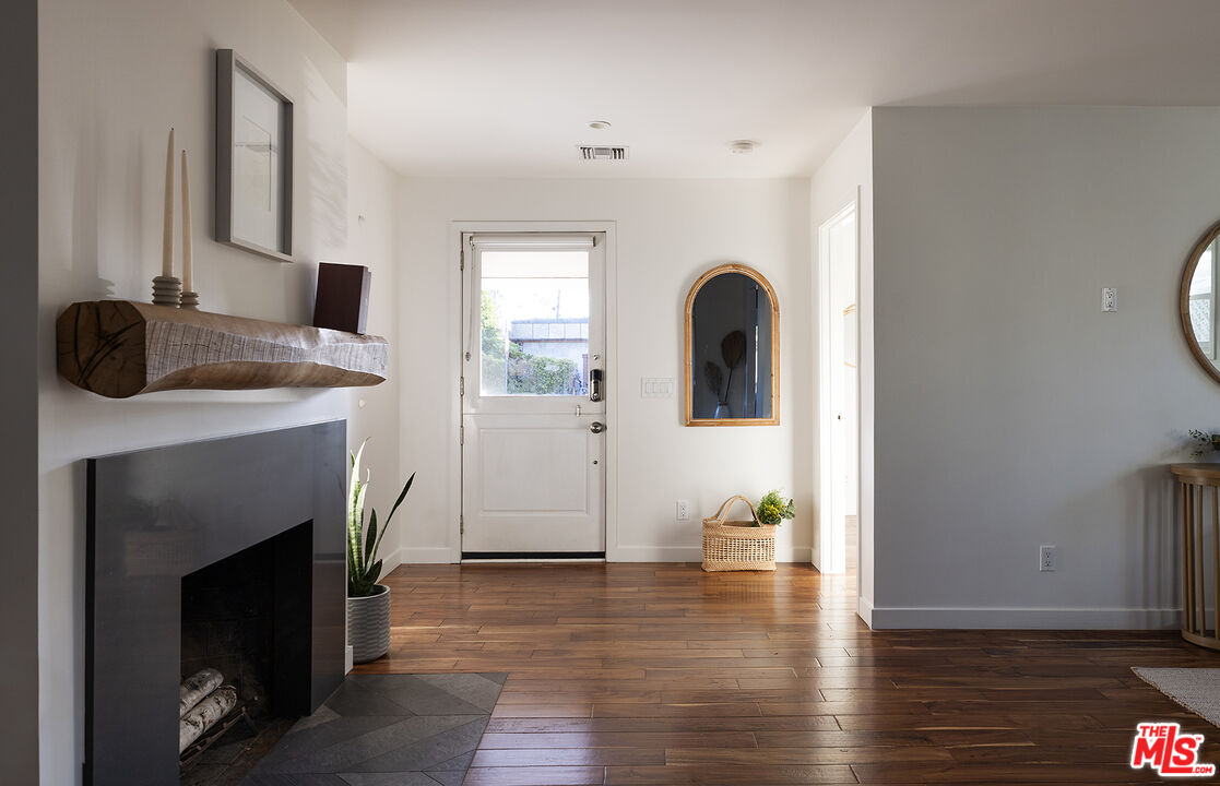 2432 Cloy Ave, Venice 