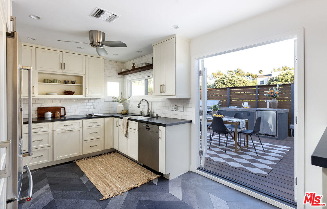 2432 Cloy Ave, Venice 