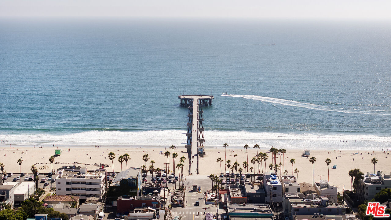 2432 Cloy Ave, Venice 