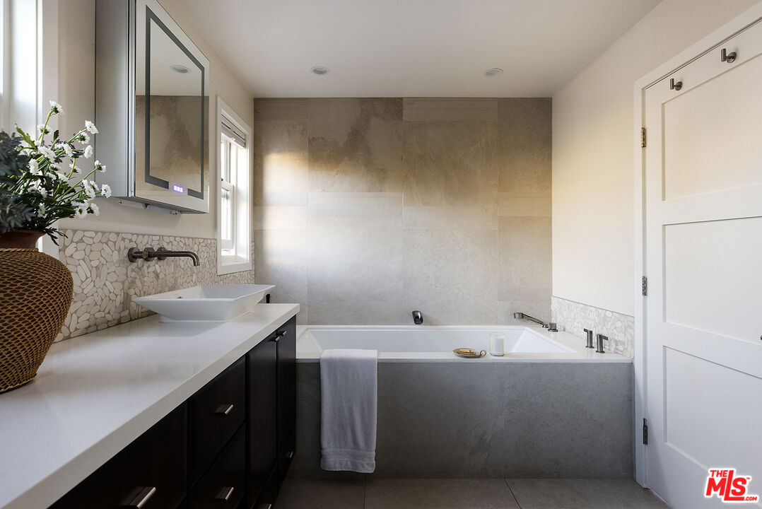 2432 Cloy Ave, Venice 