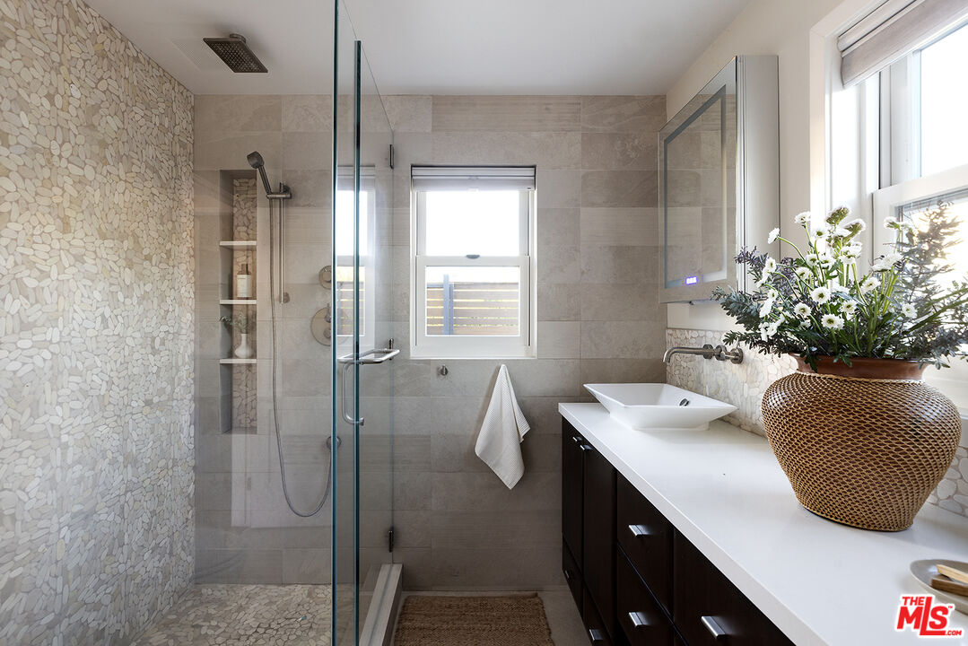 2432 Cloy Ave, Venice 