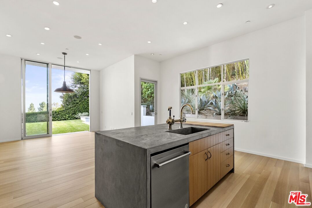 1355 Devlin Dr, Sunset Strip