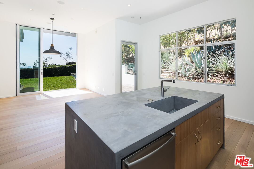1355 Devlin Dr, Sunset Strip