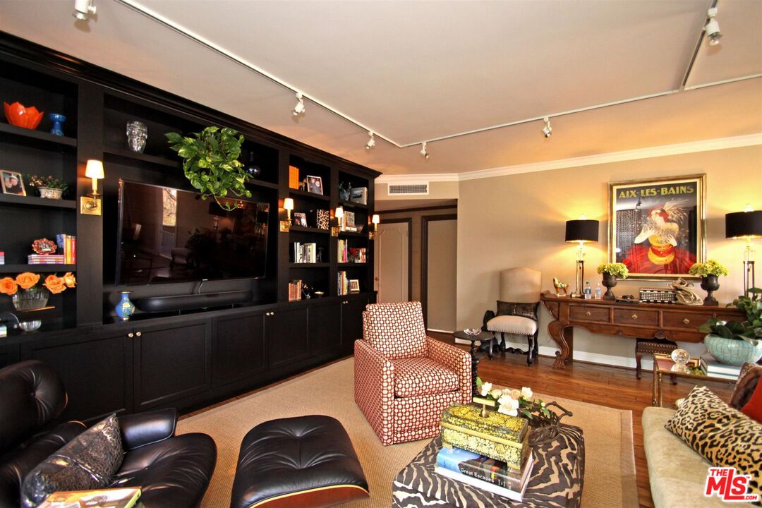 412 N PALM DR Unit: 402