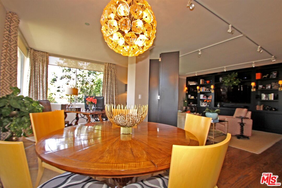 412 N PALM DR Unit: 402