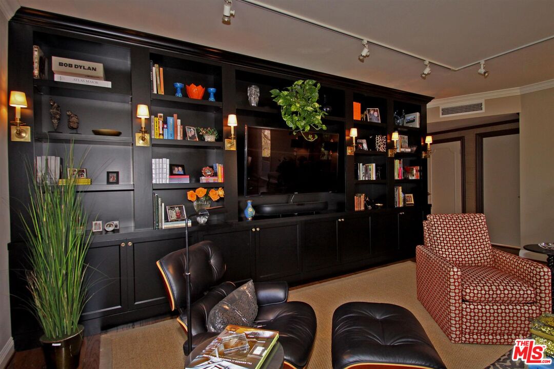 412 N PALM DR Unit: 402