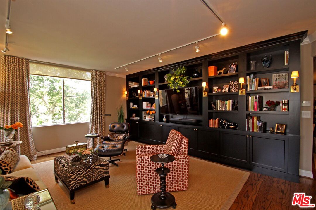 412 N PALM DR Unit: 402