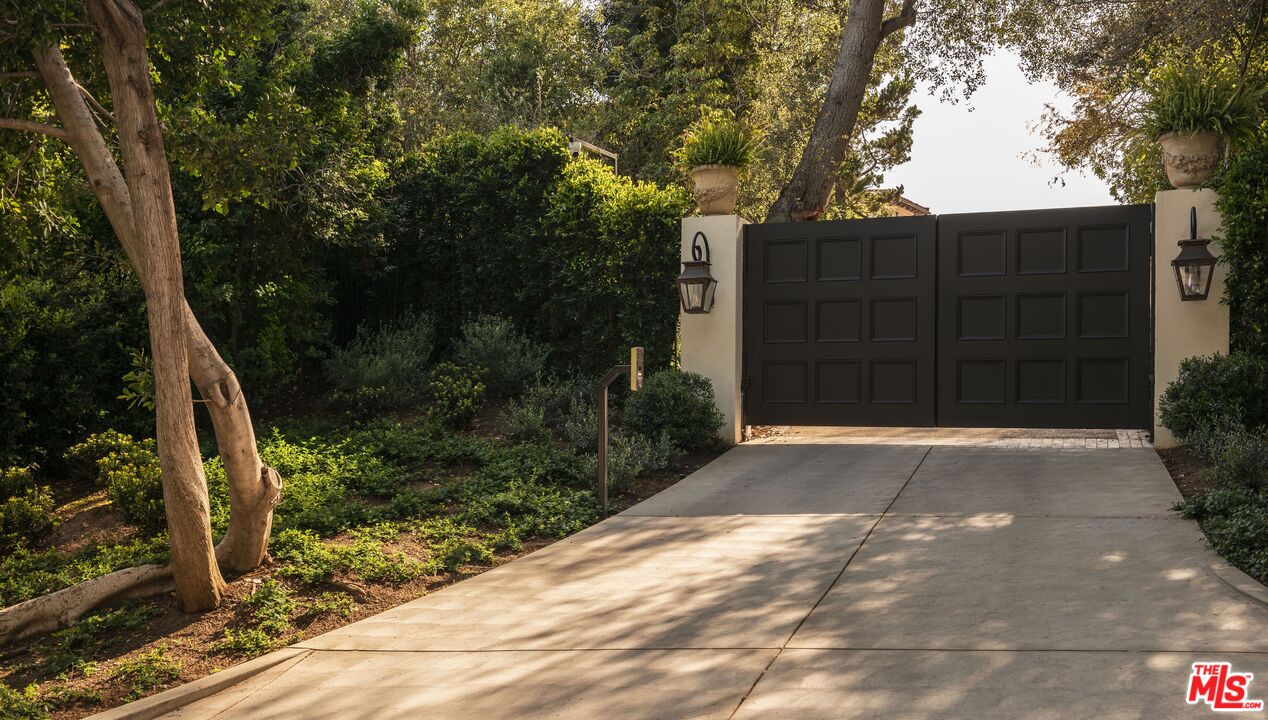 115 N Carolwood Dr, Holmby Hills