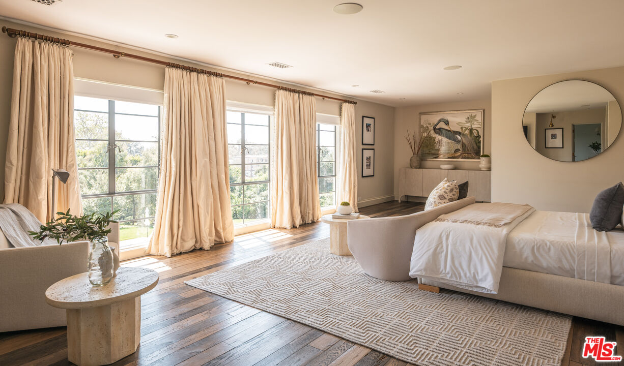 115 N Carolwood Dr, Holmby Hills