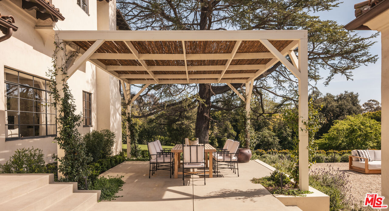 115 N Carolwood Dr, Holmby Hills