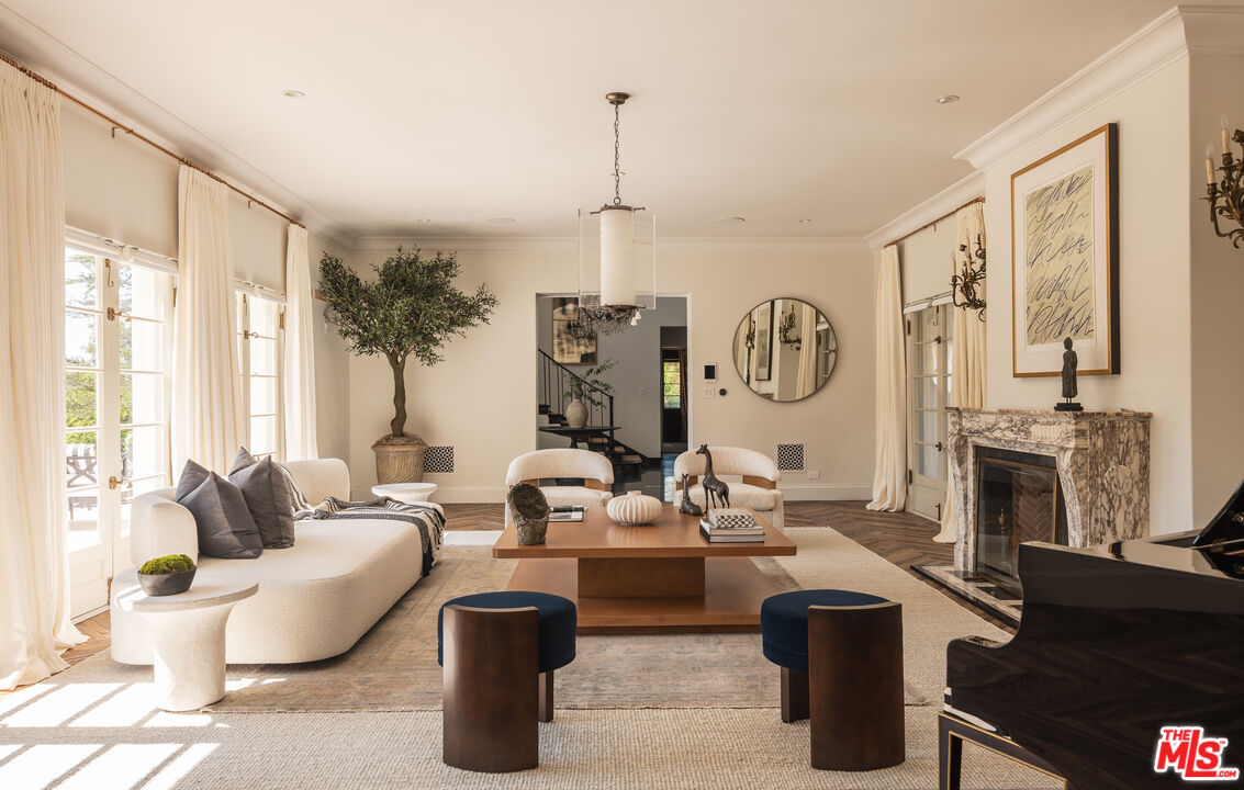 115 N Carolwood Dr, Holmby Hills