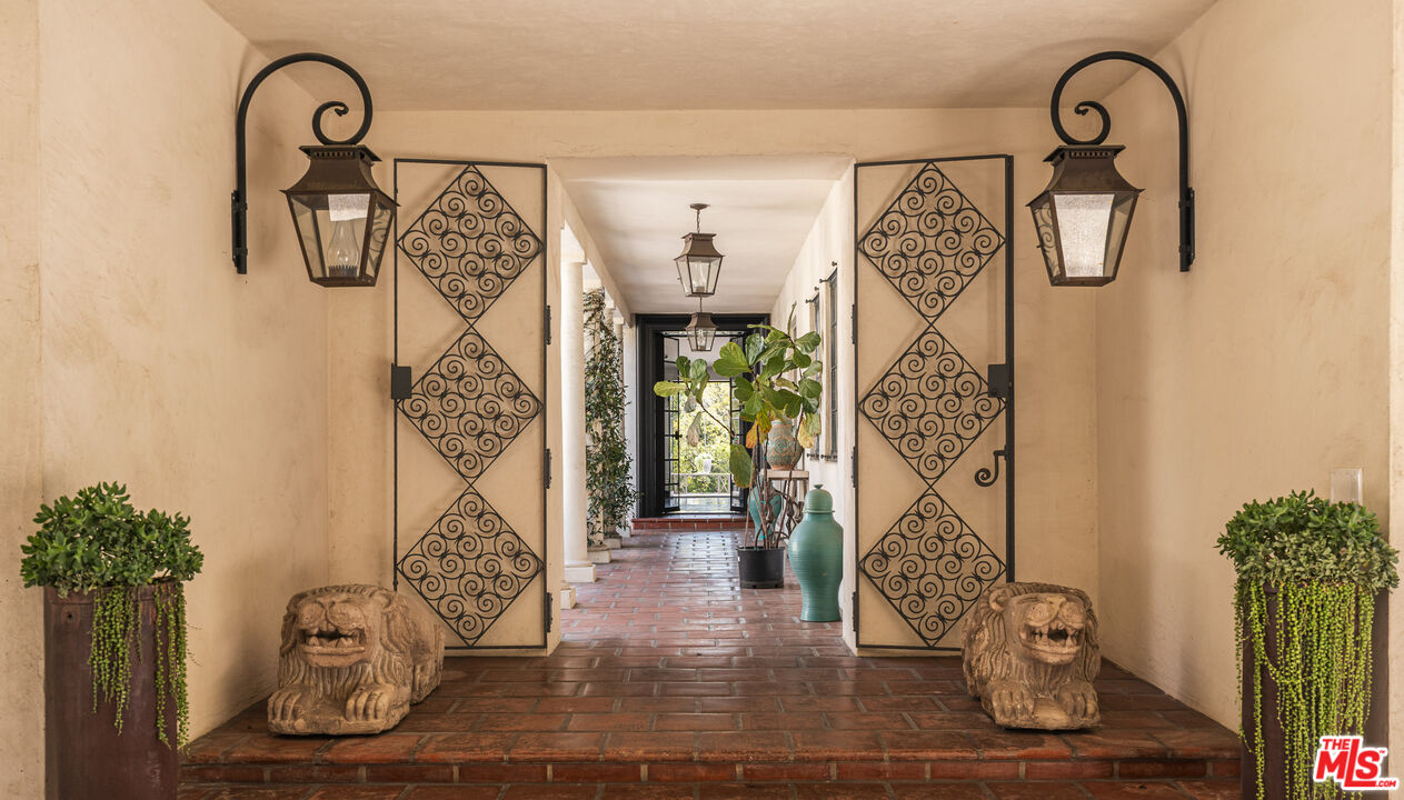115 N Carolwood Dr, Holmby Hills
