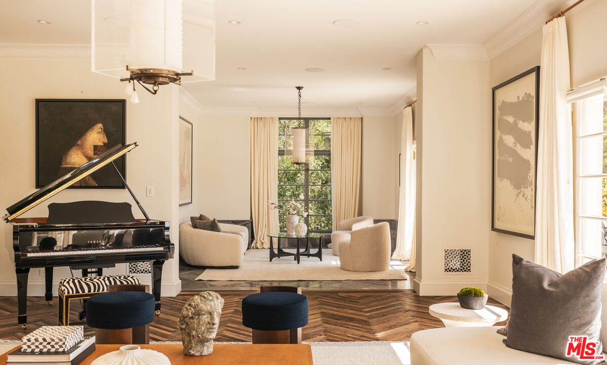115 N Carolwood Dr, Holmby Hills