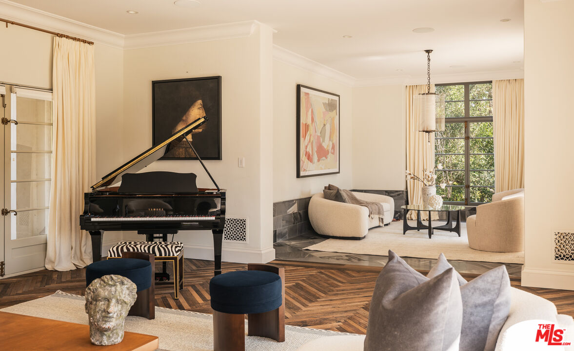 115 N Carolwood Dr, Holmby Hills