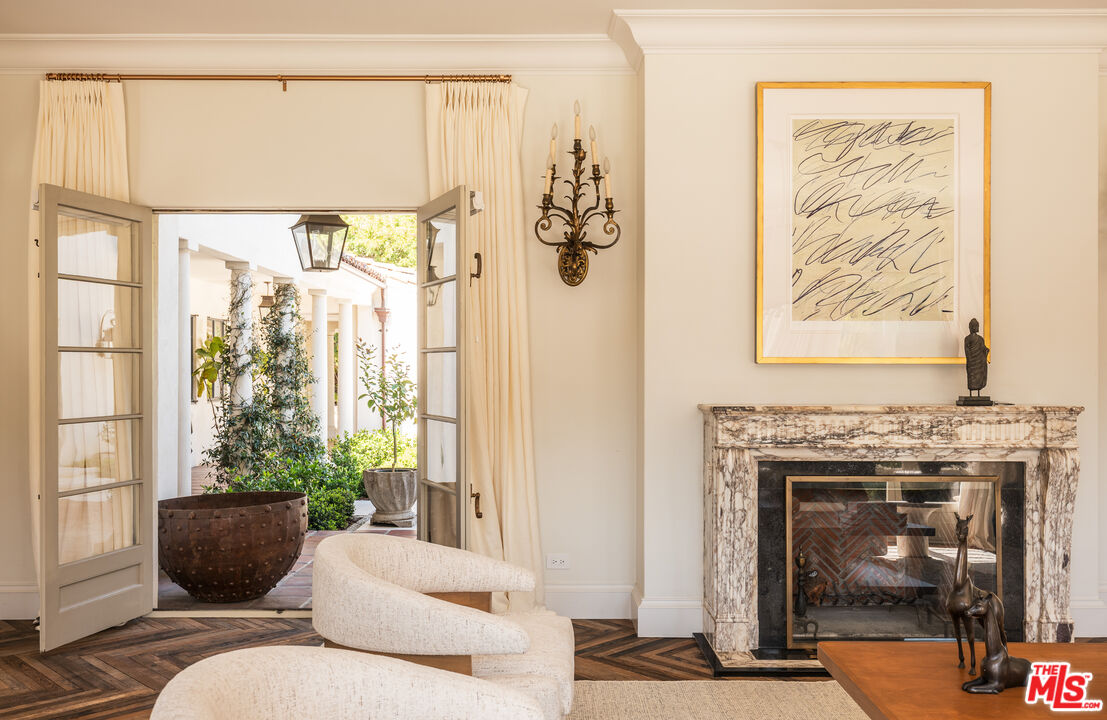 115 N Carolwood Dr, Holmby Hills