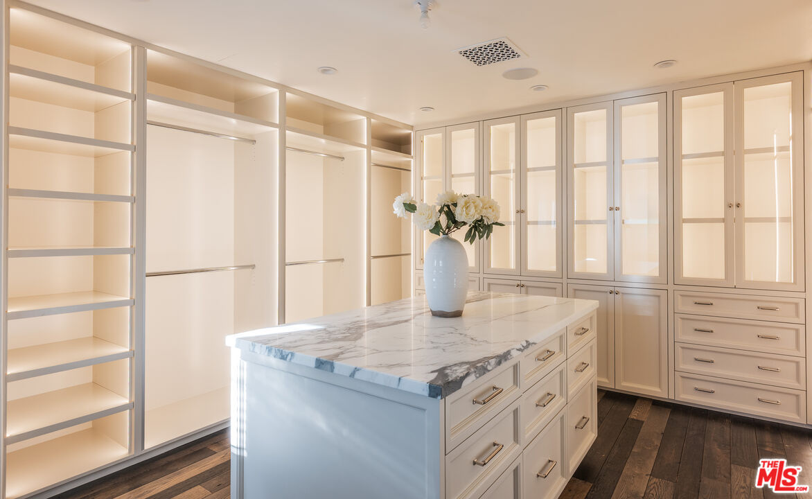 115 N Carolwood Dr, Holmby Hills