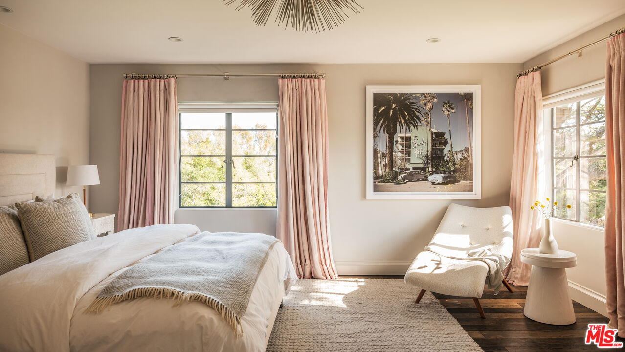 115 N Carolwood Dr, Holmby Hills