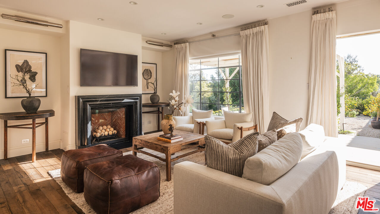 115 N Carolwood Dr, Holmby Hills