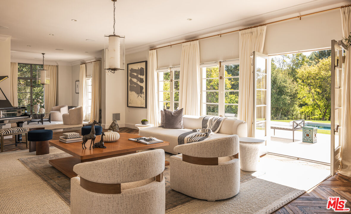 115 N Carolwood Dr, Holmby Hills