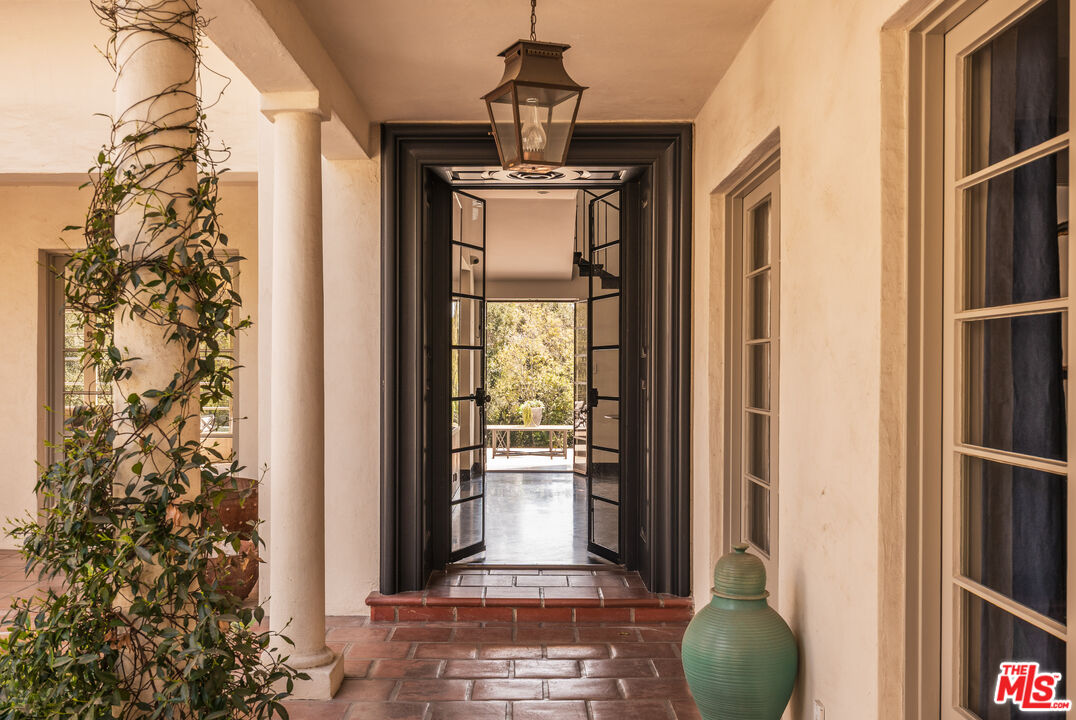 115 N Carolwood Dr, Holmby Hills
