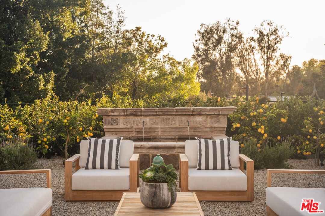 115 N Carolwood Dr, Holmby Hills