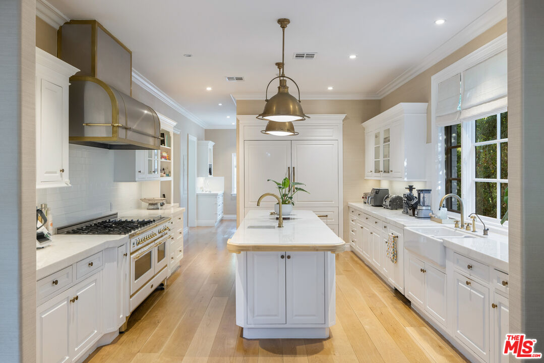 9135 Hazen Dr, Beverly Hills 