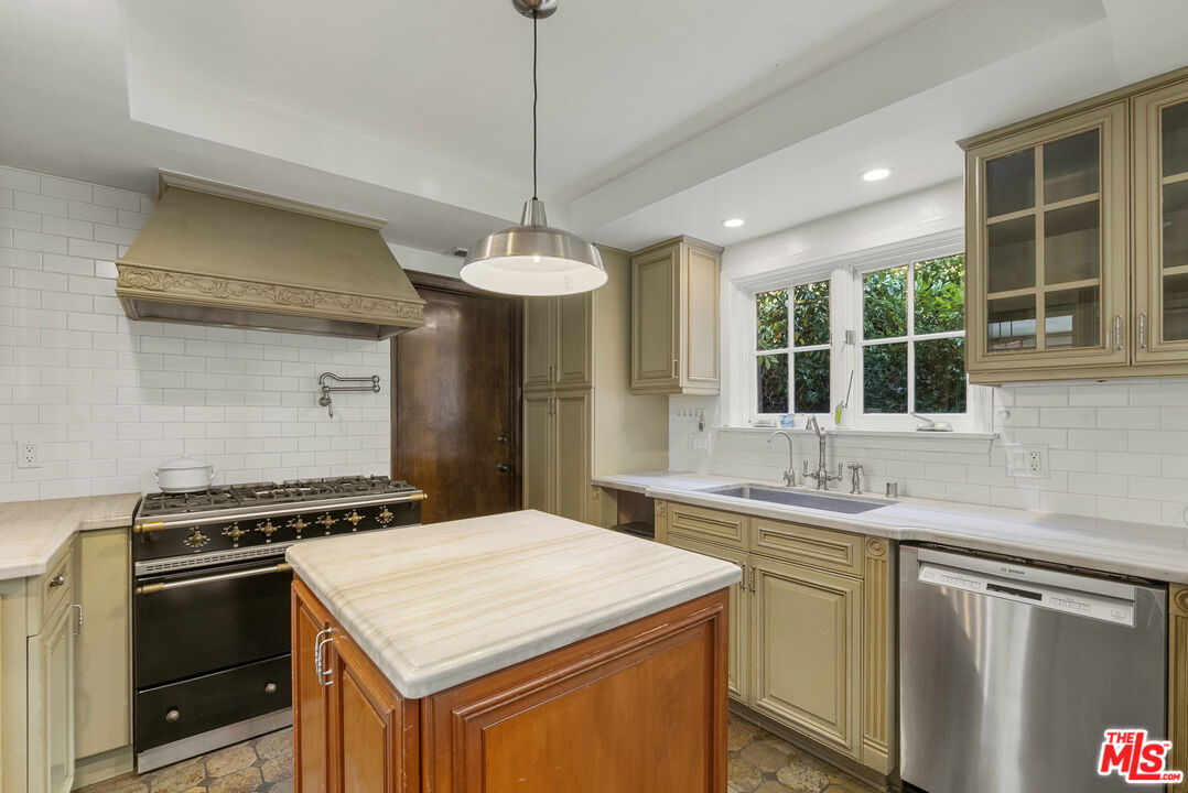 1926 Mount Olympus Dr