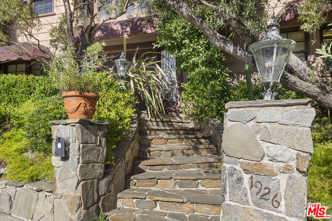 1926 Mount Olympus Dr